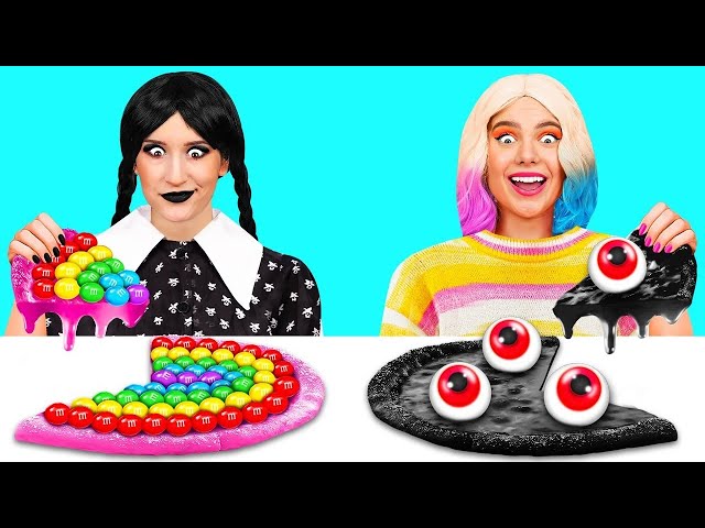 Wie Man Einen Riesigen Regenbogen- Und Schwarzen Pizza Macht Herausforderung Mit Wednesday Addams