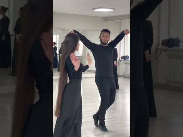 Танцы под красивую Чеченскую музыку! Девушка и Парень Танцуют 2022 Лезгинка