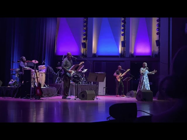 Unknown Song - Angelique Kidjo 2018-05-02 Benaroya Hall, Seattle, WA