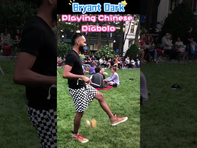 💖 NYC Walk #Shorts: Playing Diabolo (Chinese Yo-yo) in Bryant Park