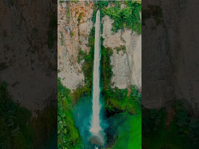 Amazing 4Kความสวยงามของน้ำตกที่ไหลมาจากหน้าผาThe beauty of the waterfall flowing down from the cliff