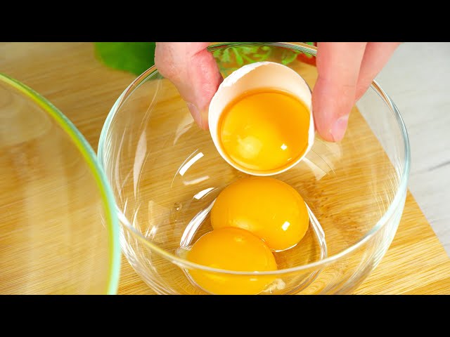 Whisk the egg yolks and egg whites! Creamy dessert in 15 minutes that melts in your mouth!
