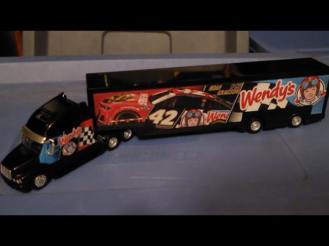 Lionel Racing NASCAR - Noah Gragson # 42 / Wendy's die-cast hauler review