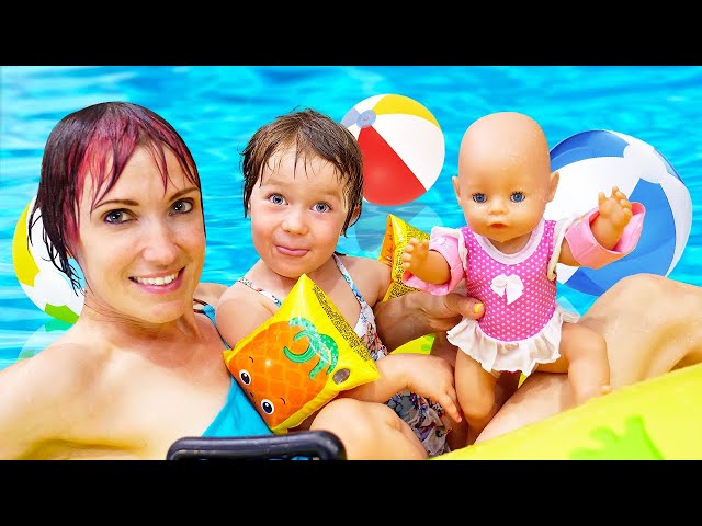 Lapset leikkivät nukeilla ja uivat vesipuistossa. Baby Annabell -nukke uima-altaassa ja porealtaassa