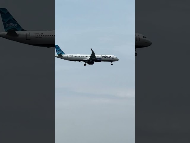 Jetblue A321 landing at JFK