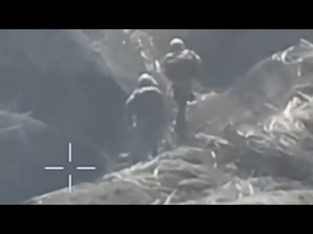 Группа солдат уходит от атаки 4 FPV-дронов на Украине