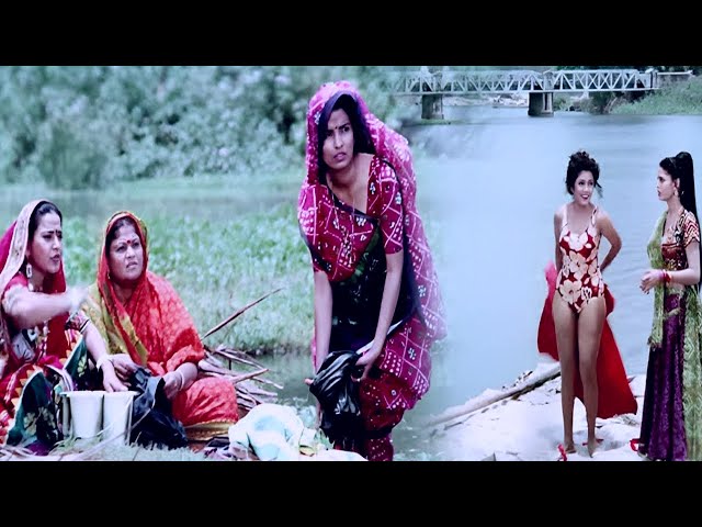 Banarasi Babu Movie | छोटे कपडे पहन कर पुरे गाँव के सामने नहाई विदेशी बहु