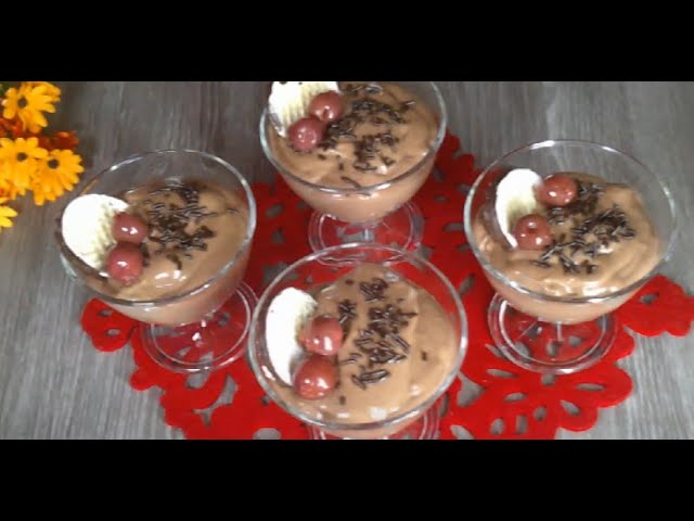 Zartes Dessert mit Kirschen und Schokolade, sehr leckerer und schnelle Schokoladenpudding