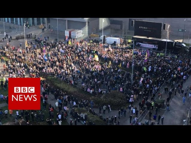 Thousands attend Tommy Robinson BBC demo - BBC News
