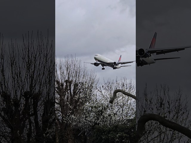 Delta Airlines Boeimg 767-400ER Landing at London Heathrow LHR