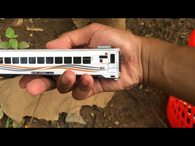 Drama Kereta Api,  Mencari, Menemukan Dan Merakit Miniatur Kereta api Indonesia Jadul maupun Modern