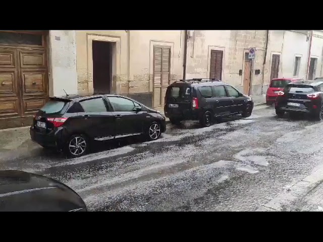 Maltempo sul Salento: alberi caduti e auto distrutte. Interrotta la Lecce - Maglie