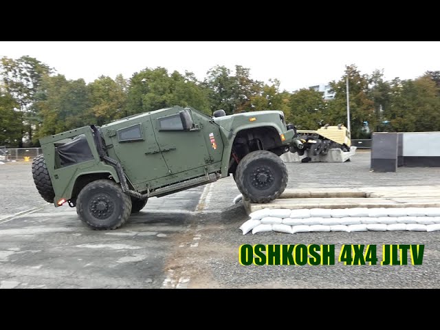 OSHKOSH 4X4 JLTV-DRIVING OVER AN OBSTCLE