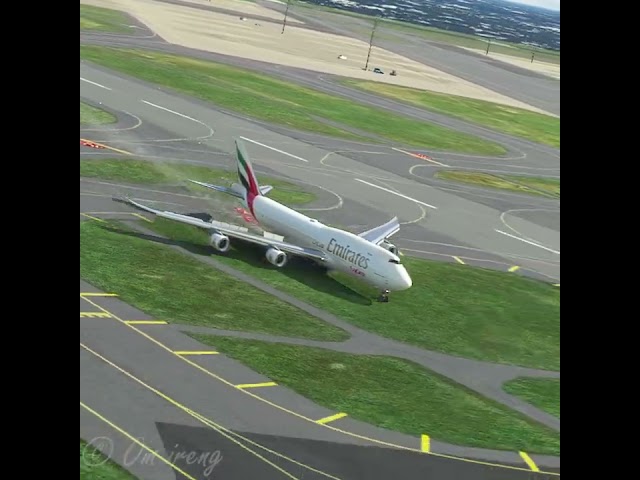 Hard Landings Emirates Boeing 747 at Haneda Airport#shorts