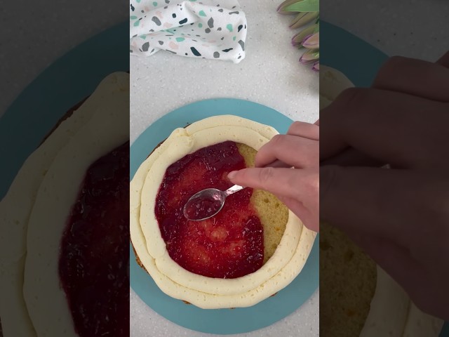 Follow our quick and easy steps on how to fill a cake! 🎂