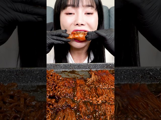 [Mukbang Shorts] 불닭짜장 새우 팽이버섯 🐙 먹방 쇼츠 Fried Chicken Enoki Mushroom Fire noodle Seafood ASMR Ssoyoung