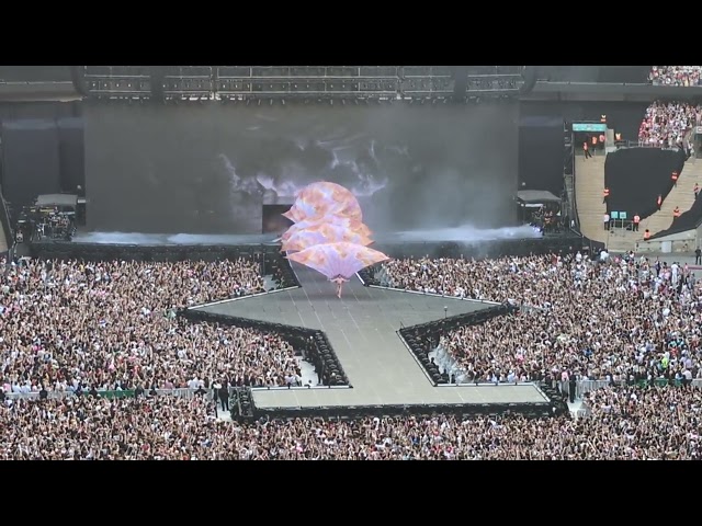 Taylor Swift Performing "You Don't Own Me/ Cruel Summer" Live @ Wembley Stadium, London