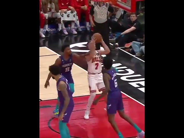 Dragic uses a playground trick for a free bucket 😎
