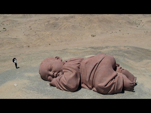 Desert giant baby sleeping peacefully, we should reflect on how to protect the Earth【Curious China】