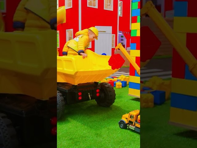 The Kids transport giant legos with construction vehicles 🚧🔷 #Shorts