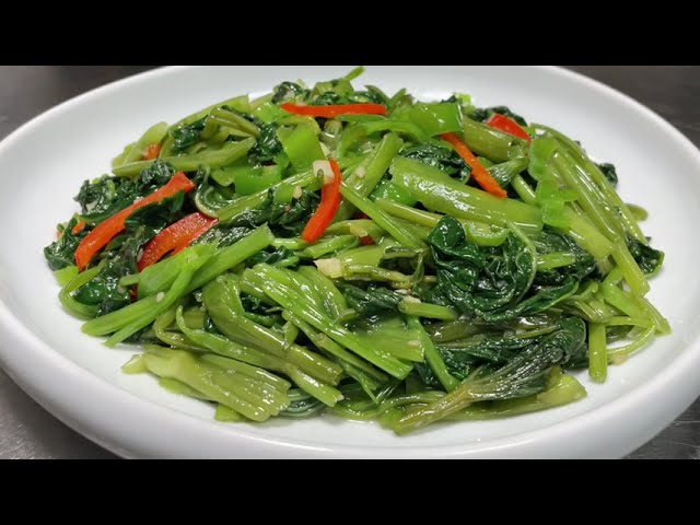 It is wrong to stir-fry water spinach directly into the pan. The chef will teach you the secre