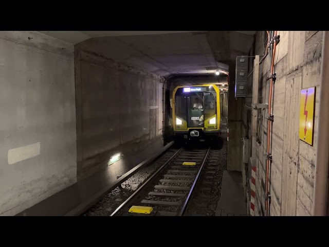 U-Bahn Berlin - Einfahrt H-Zug auf der U9