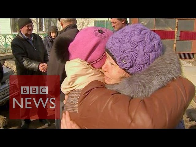 Ukraine crisis: Families divided by the frontline - BBC News