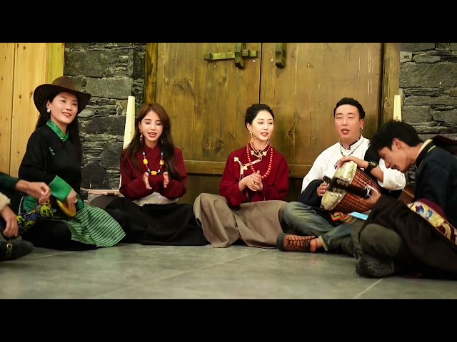Tibetische schöne Mädchen und Jungs können gut singen und tanzen