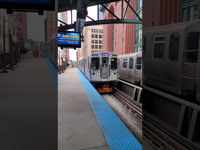 CTA Purple Line Express arriving at HWL-State/Van Buren station #train #shorts #chicagoil
