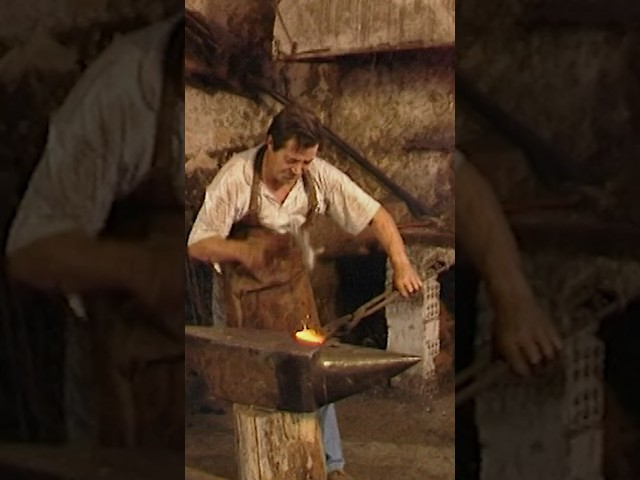#SHORT | HACHA a golpe de martillo en una FRAGUA ancestral (Vídeo completo en mi canal)