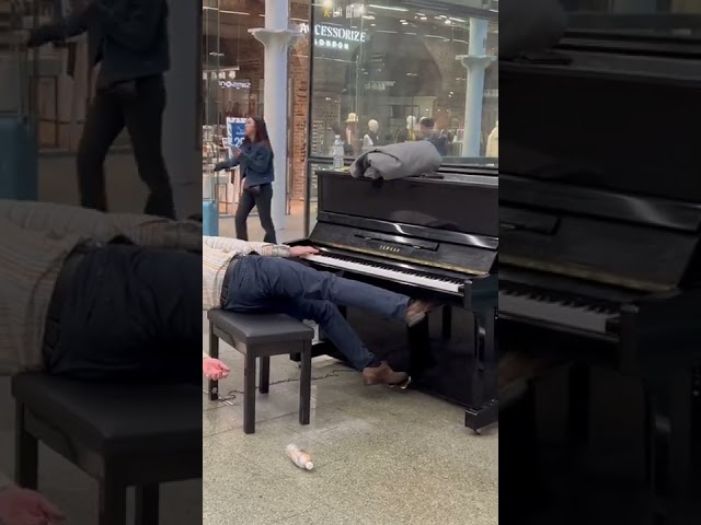 Pianist plays like magician without keeping on eye on piano at st. Pancras .