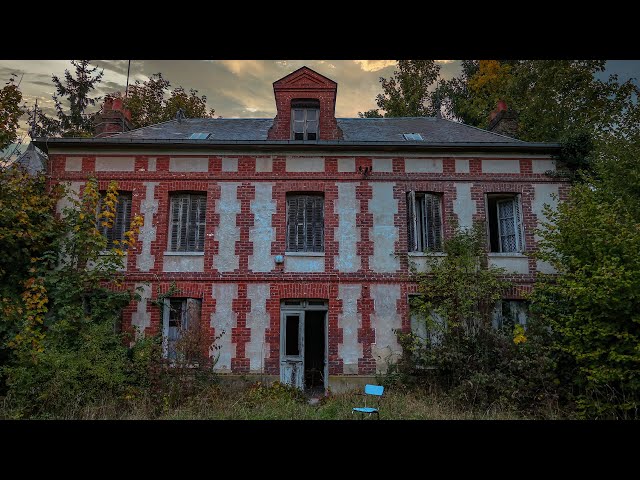 Exploring a Hidden Abandoned House Frozen for 20 Years with Forgotten Treasures