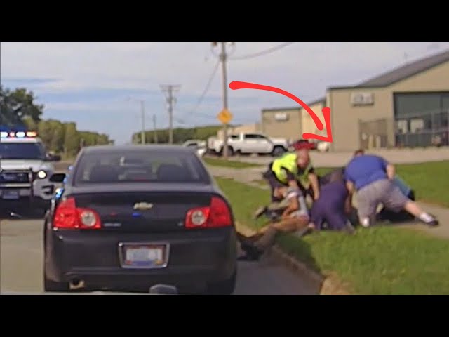 When Strangers Step In to Assist Police Officer During Traffic Stop | When Strangers Assist Police