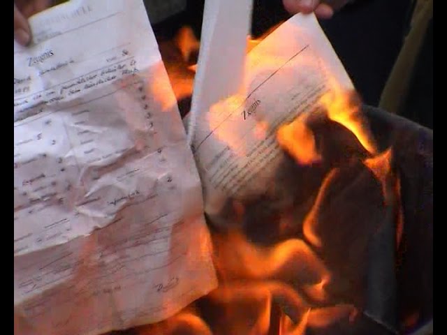 'burn Zeugnis burn!' - Verbrennung von Schulzeugnissen vor Berliner Rathaus