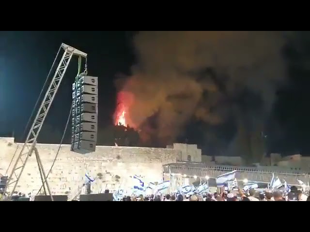 عاجل .. حريق كبير في المسجد الأقصى والمستوطنين اليهود يحتفلون ..