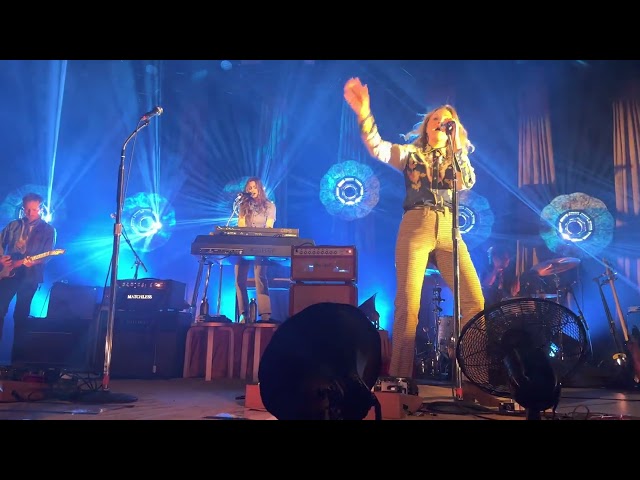 Aly & AJ - Talking In My Sleep - HISTORY, Toronto 19/4/23