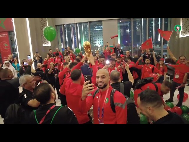 الجماهير المغربية تستقبل المنتخب الوطني بعد تأهله لثمن نهاية كأس العالم