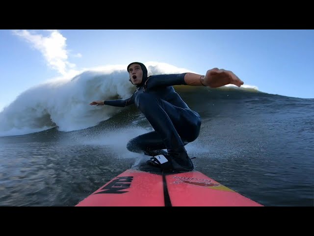 Surf: à Nazaré, Justine Dupont dompte une vague gigantesque | AFP News