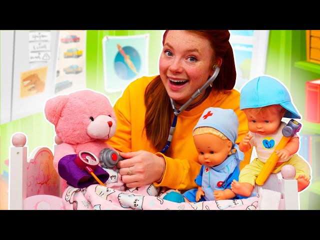 Spielzeug Werkzeugkoffer und Erste-Hilfe-Kiste für Nenuco Puppen. Abenteuer mit Irene und Puppen