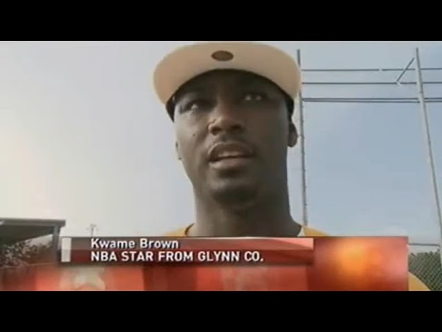 Kwame Brown Gives Back To The Kids In His Hometown In Brunswick, Georgia (2009)