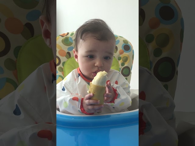 6 months old baby eating banana - Baby Led Weaning