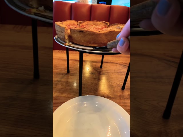Cheese pull at Giordano‘s Chicago deep dish pizza ￼