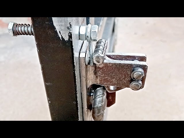 two-way self-locking door latch