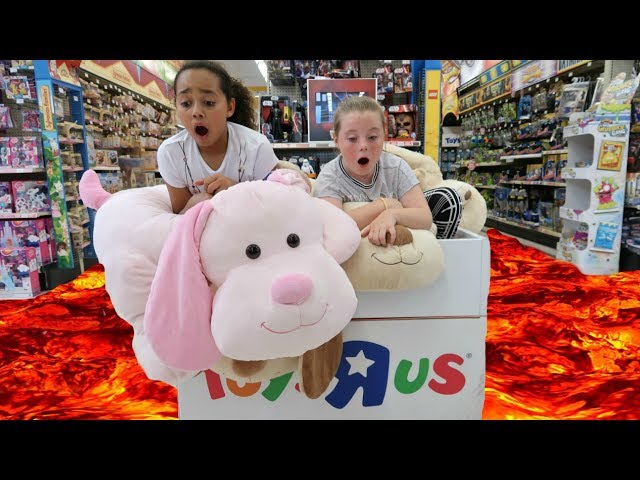 THE FLOOR IS LAVA CHALLENGE AT TOYS R US
