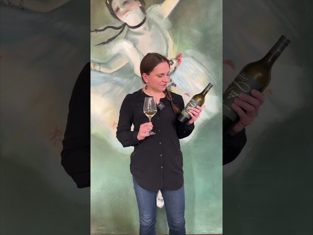 Heidi Mäkinen degustiert Gelber Muskatelle Weingut Tement