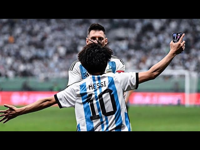 A fan rushed onto the pitch to hug Messi during Argentina vs Australia | Fan invading pitch