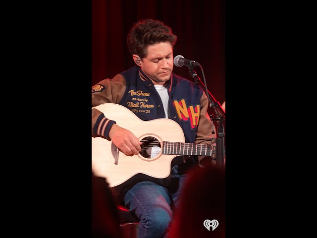 #NiallHoran Performs 'This Town' Acoustic