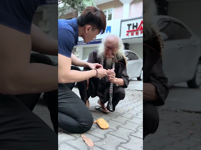 Elderly Homeless Man Was Given Money | Emotional Video #shorts #youtubeshorts #kindnessman #help