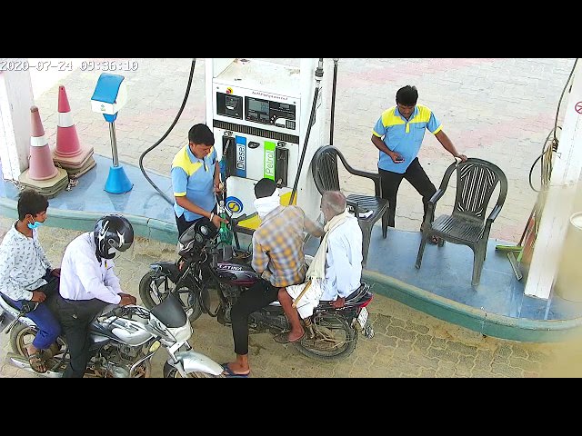Bike Caught Fire at Petrol Pump | Never use the phone while filling (petrol) oil.