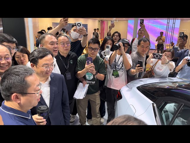 Beijing Auto show BYD CEO Wang Chuanfu after watching Nissan Sylphy smile without a word